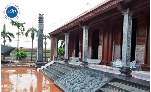 Mẫu đá xanh đen nguyên khối bề thế cho nhà thờ tổ