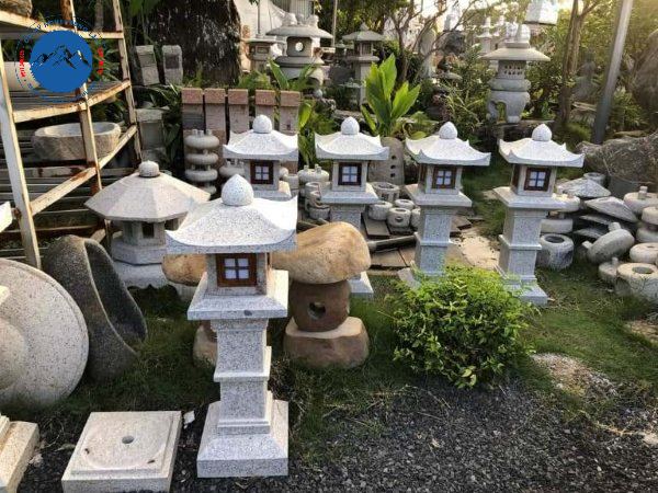 Mẫu đèn đá đẹp mắt nổi bật trong khuôn viên