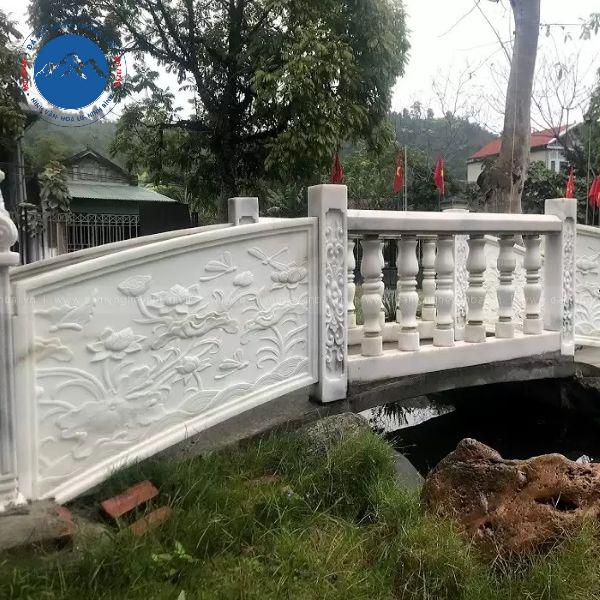 Mẫu lan can đá trắng chạm khắc hoa sen thanh cao