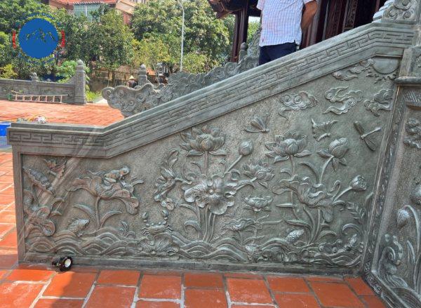 Mẫu lan can đá xanh rêu chạm sen thông phong tinh tế