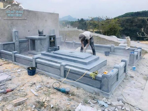 Mẫu lăng mộ bê tông giả đá thiết kế vuông vắn vững chắc