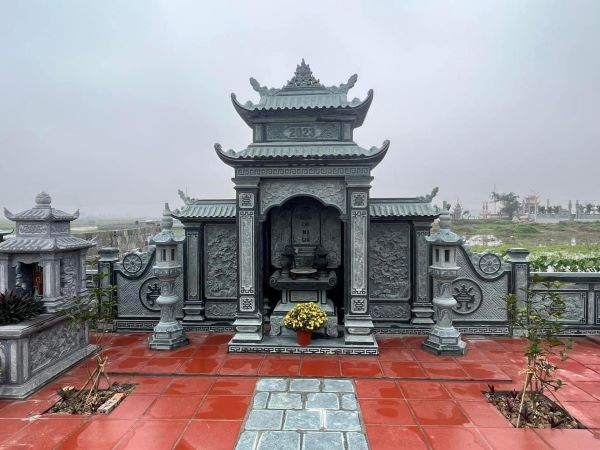Mẫu lăng mộ đá xanh đen đẹp phù hợp với không gian tâm linh