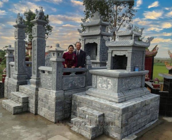 Mẫu lăng mộ đá xanh đen với đường nét mềm mại
