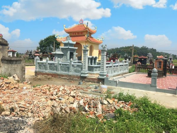 Mẫu lăng mộ đá xanh rêu đơn giản nhưng sang trọng