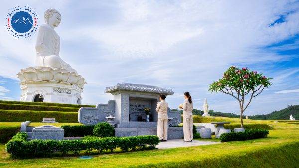 Mẫu lăng mộ gia tộc kiến trúc tối giản đầy trang trọng