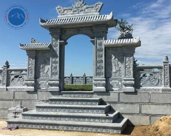 Mẫu lăng thờ đá xanh rêu thiết kế tam quan cực kỳ uy nghi