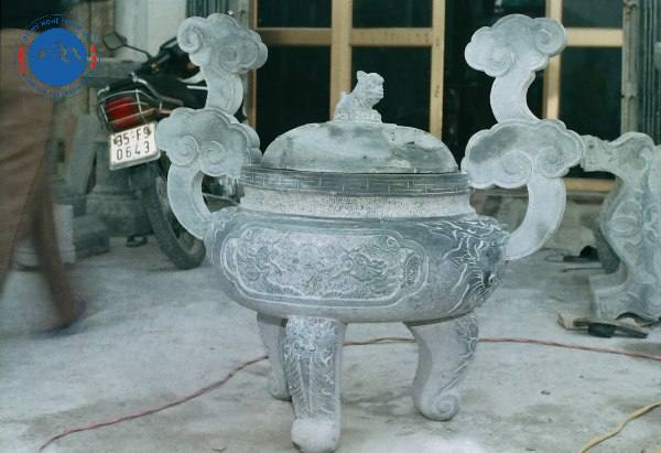 Mẫu lư hương đá vàng non nước sang trọng uy nghiêm