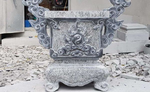 Mẫu lư hương đá vuông chạm rồng chầu tinh xảo