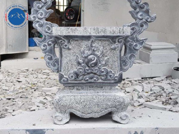 Mẫu lư hương đá vuông sang trọng phù hợp đình chùa