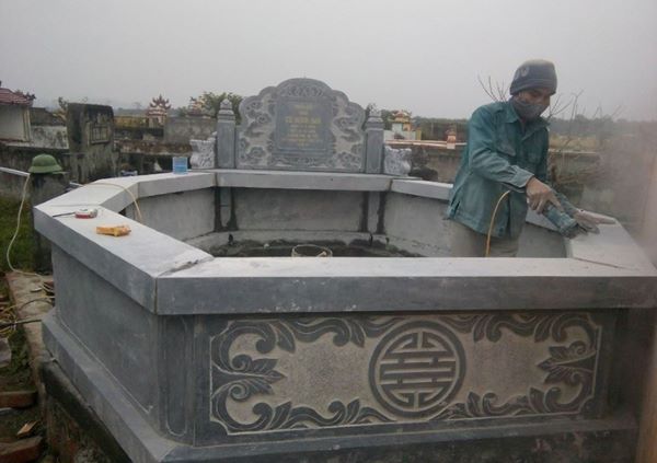 Mẫu mộ bát giác gắn đá quý tăng thêm phần linh thiêng