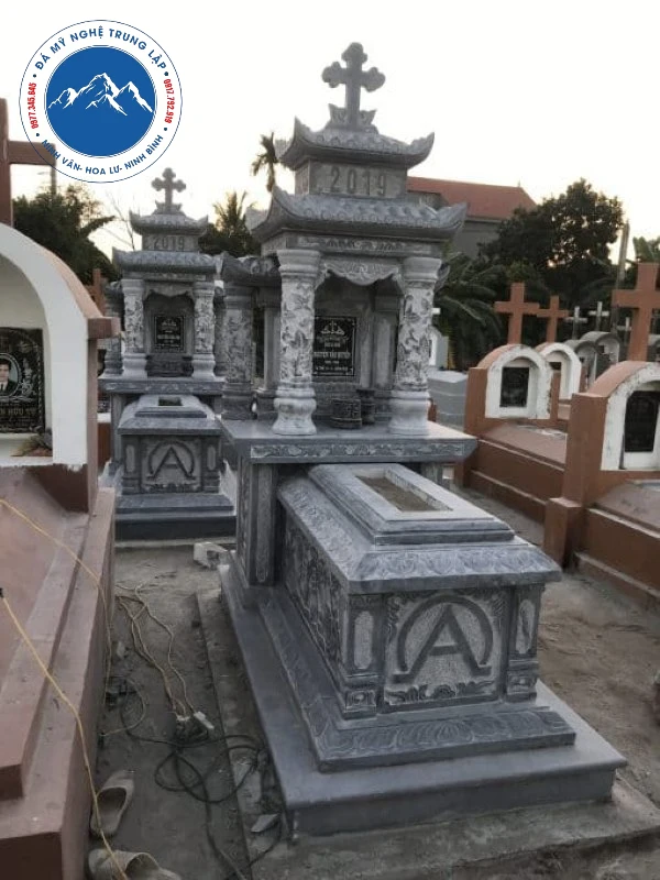 Mẫu mộ đá công giáo nhỏ đơn giản phù hợp không gian hẹp