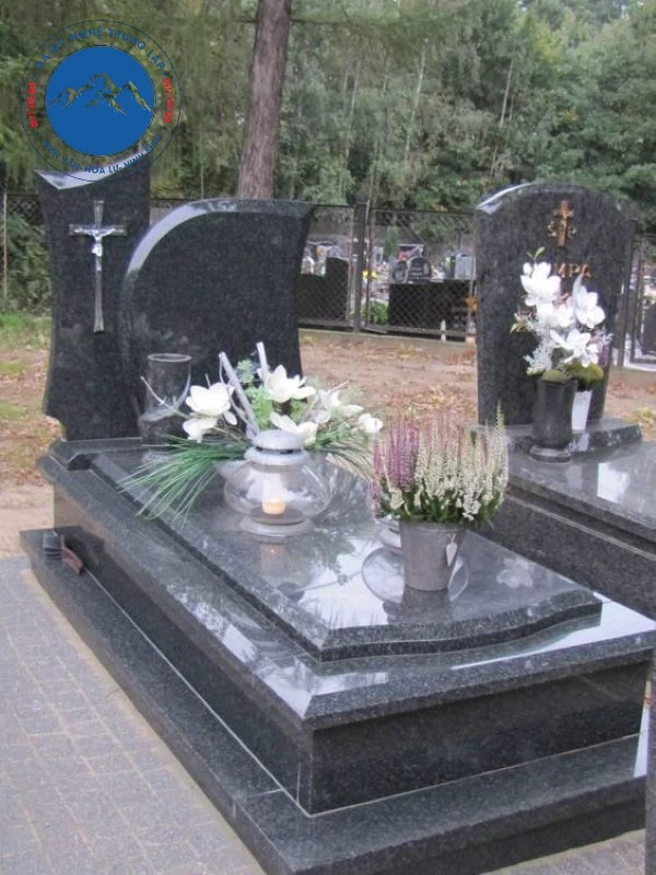 Mẫu mộ đá granite đen nguyên khối có cây thánh giá cao