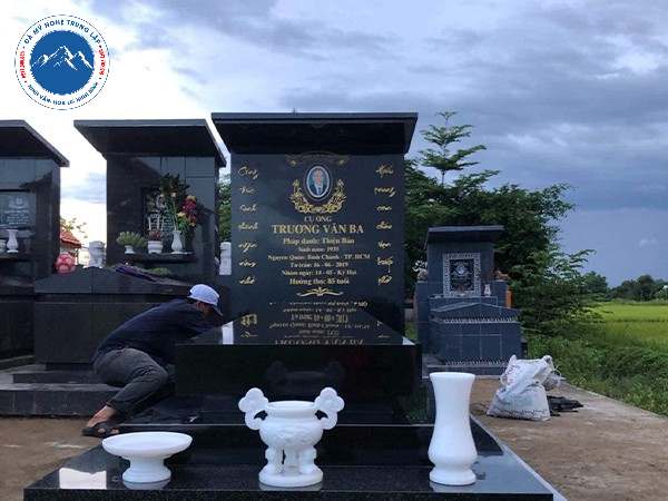 Mẫu mộ đá hoa cương đen nguyên khối sang trọng bền bỉ