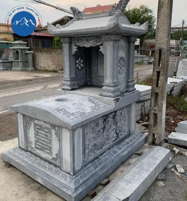 Mẫu mộ đá nhỏ chạm chữ Thọ tạo điểm nhấn đầy ý nghĩa