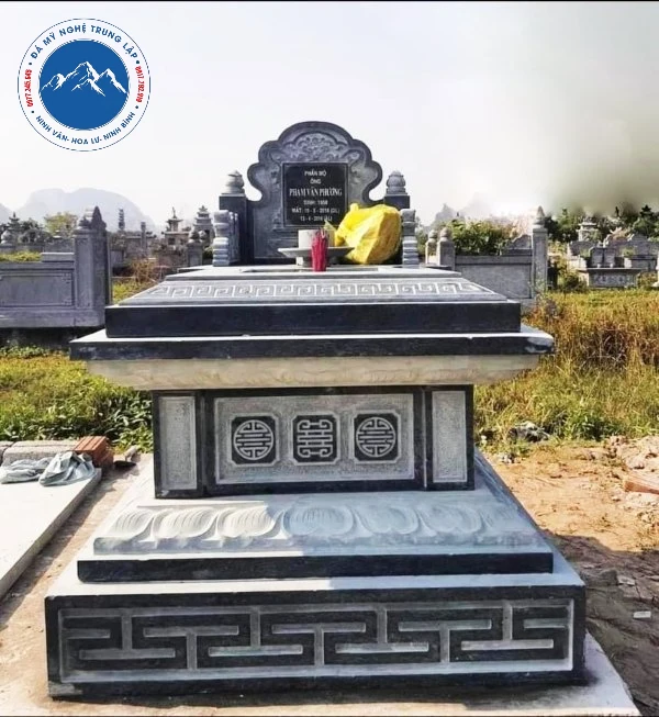 Mẫu mộ đá nhỏ có bia hậu họa tiết chữ Thọ truyền thống