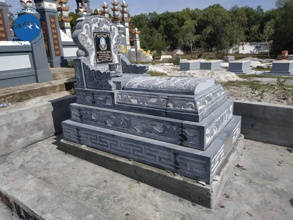 Mẫu mộ đá tam cấp nhỏ gọn chạm khắc hoa sen tinh tế