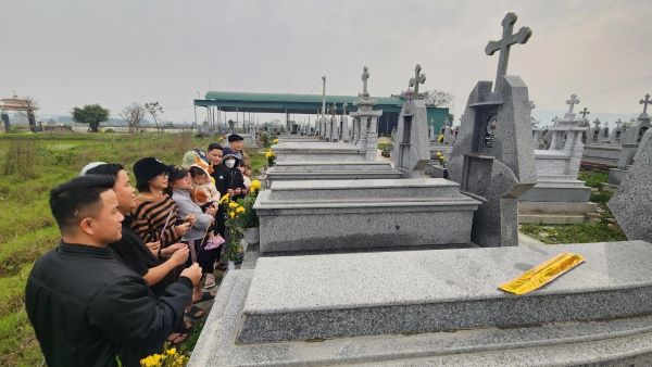 Mẫu mộ đá trắng với họa tiết tinh tế