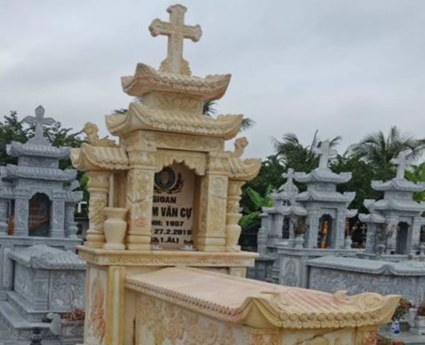 Mẫu mộ đá vàng công giáo đơn giản nhưng vô cùng trang nghiêm và thanh thoát