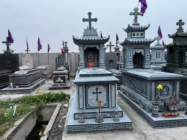 Mẫu mộ hai mái với kích thước rộng rãi và trang nghiêm