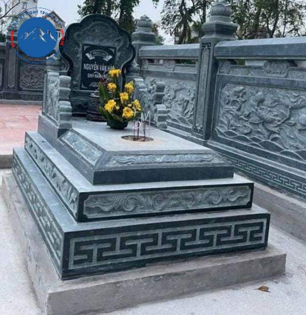 Mẫu mộ tam cấp đá xanh rêu bền bỉ với thời gian