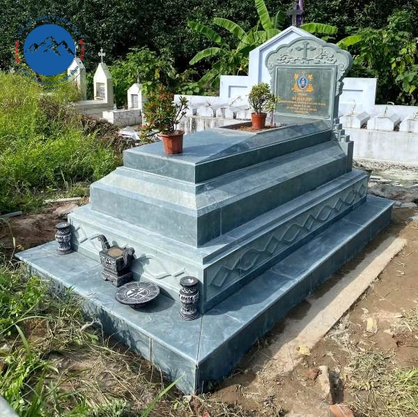 Mẫu mộ tam cấp đá xanh rêu cổ kính uy nghiêm