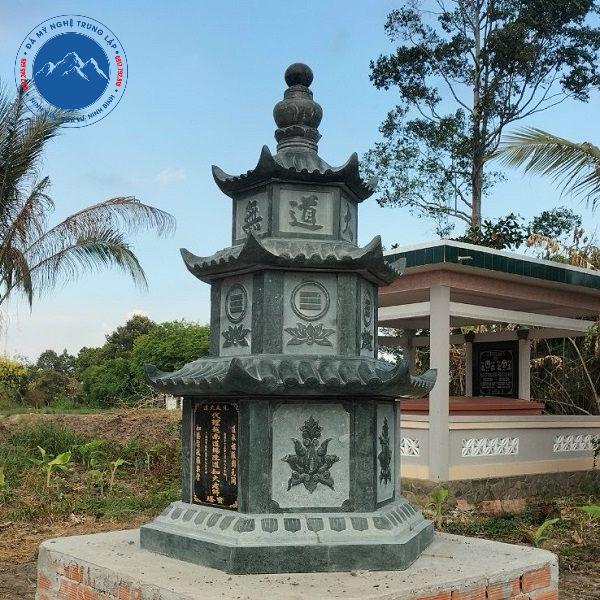 Mẫu mộ tháp đá uy nghi trong khuôn viên lăng mộ gia đình