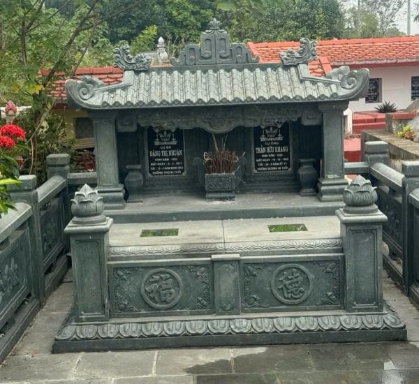 Mẫu mộ úp đá rêu cổ kính hài hòa với thiên nhiên