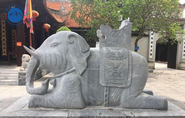 Mẫu tượng voi đá nằm uy nghiêm giữa sân vườn rộng