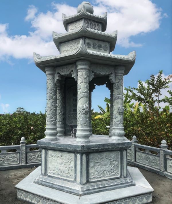 Mộ bát giác với mái che tạo không gian trang nghiêm