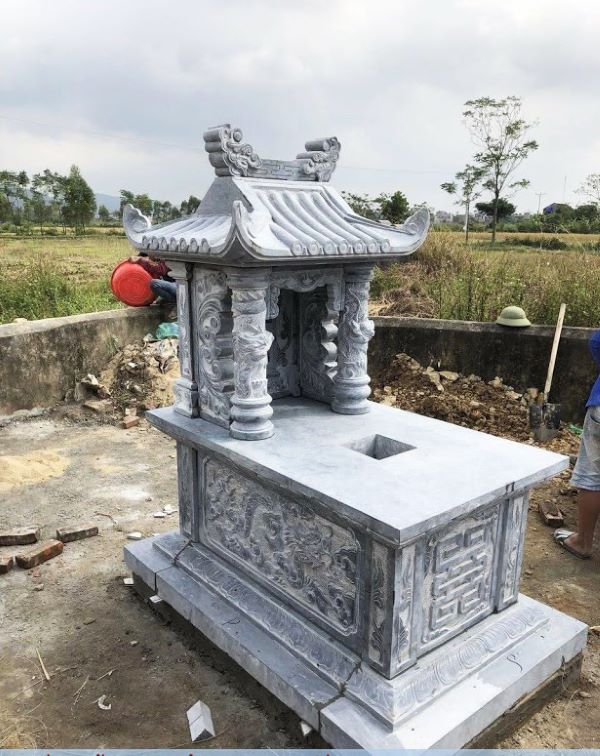 Mộ đá 1 mái với hoa văn chạm khắc tinh tế
