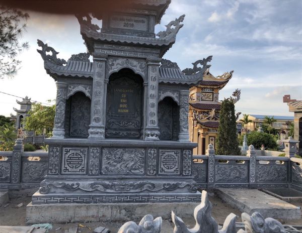 Mộ đá ba mái thể hiện sự thành kính và tôn nghiêm gia đình