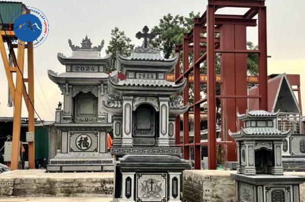Mộ đá công giáo hai mái lắp đặt tại khuôn viên tâm linh