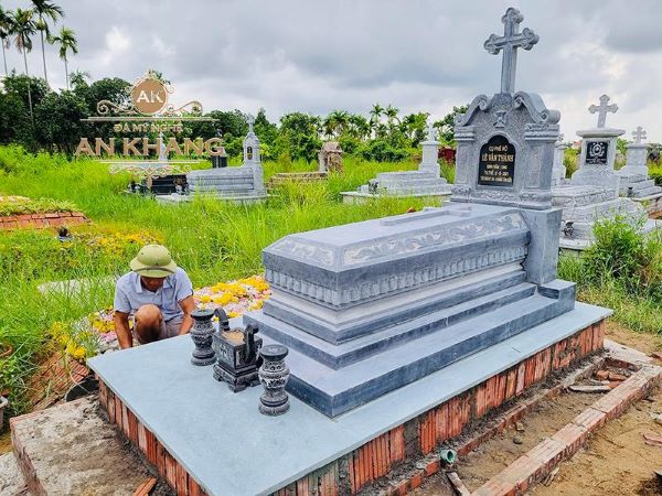 Mộ đá công giáo kiểu dáng thanh thoát và sang trọng