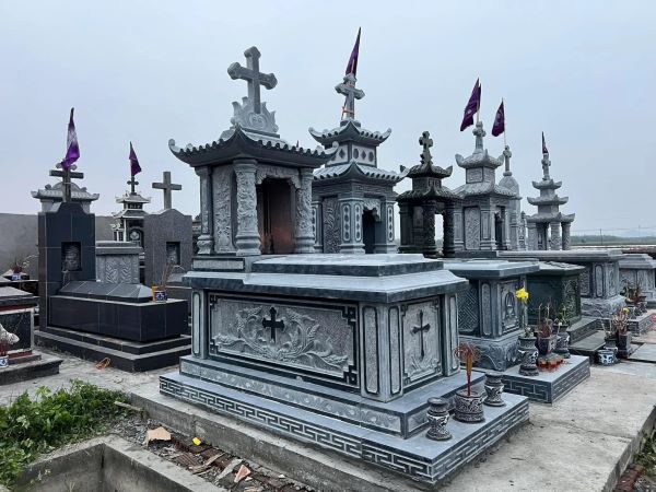 Mộ đá Công giáo thường được tạo hình với thiết kế tối giản