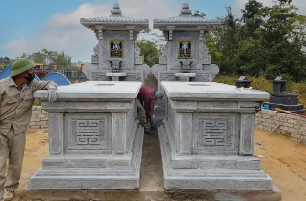 Mộ đá đôi một mái với họa tiết rồng phụng tinh tế