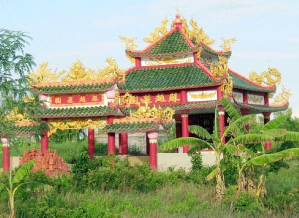 Mộ đá granite đỏ ruby bóng gương bền bỉ với thời gian