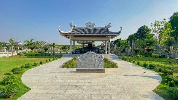 Mộ đá granite mái thái nổi bật trong khuôn viên rộng