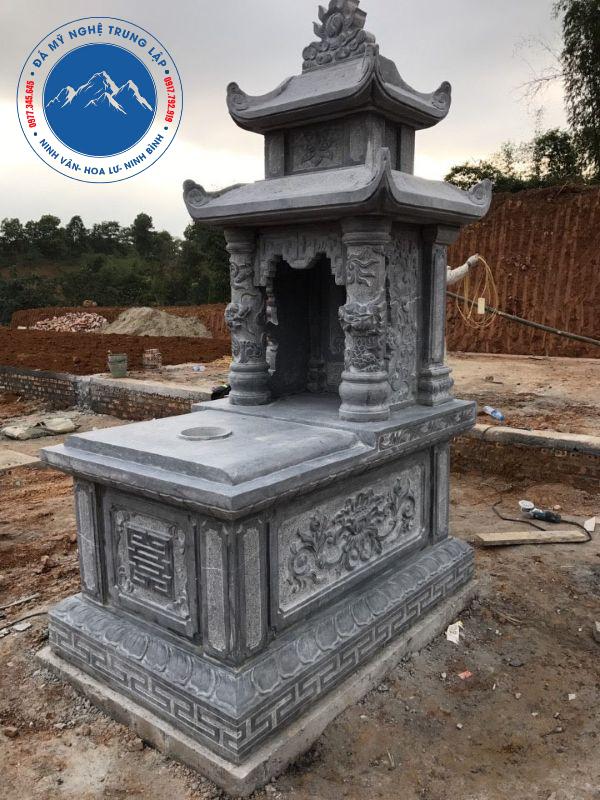 Mộ đá hai mái xanh đen chạm rồng phượng uy nghi