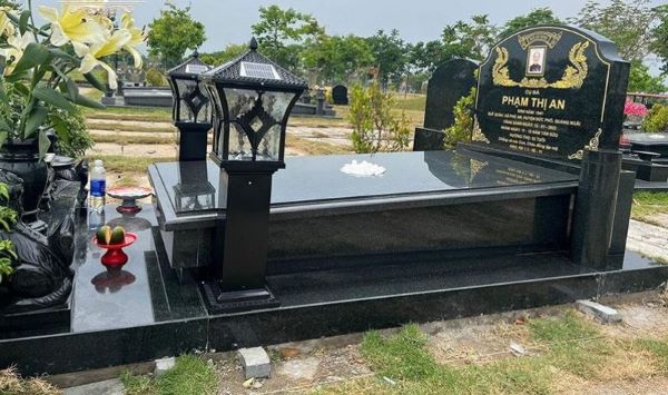 Mộ đá hoa cương có khắc hoạ chi tiết