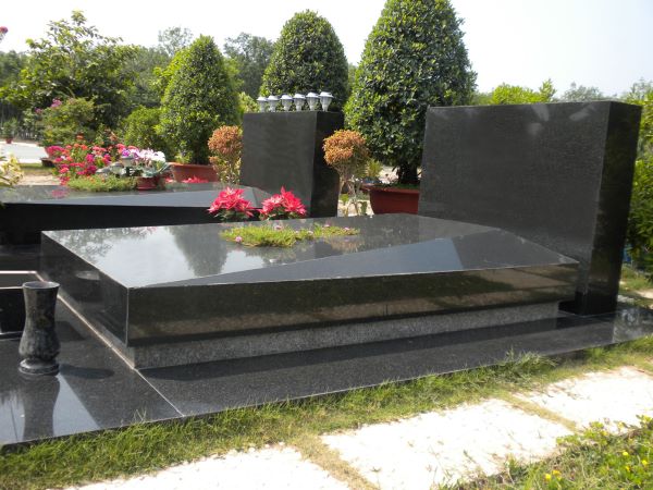 Mộ đá hoa cương khắc chữ