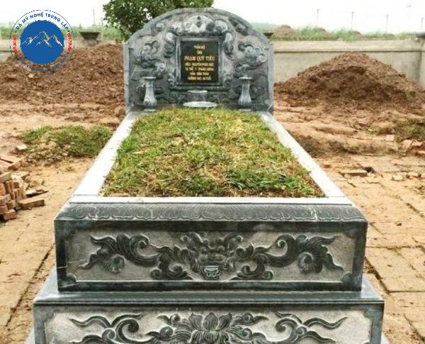 Mộ đá không mái chạm khắc hoa văn truyền thống