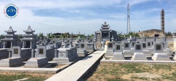 Mộ đá không mái khắc chữ sâu rõ nét