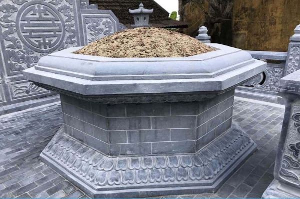 Mộ đá lục giác đá xanh rêu với sáu mặt vững chãi, kiên cố