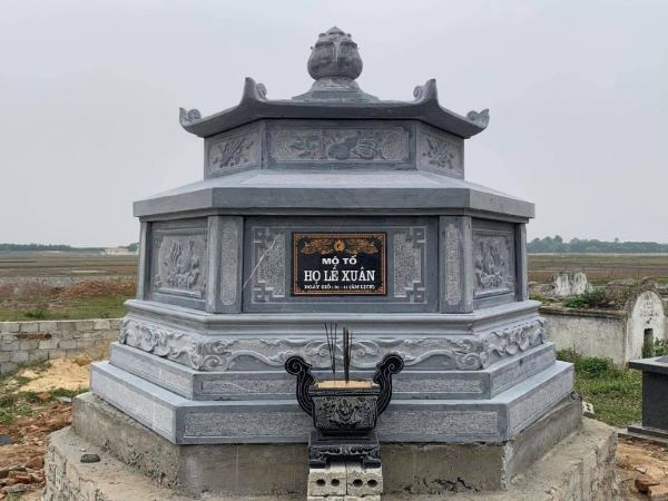 Mộ đá lục giác xanh rêu là sự kết hợp hoàn hảo với không gian tâm linh