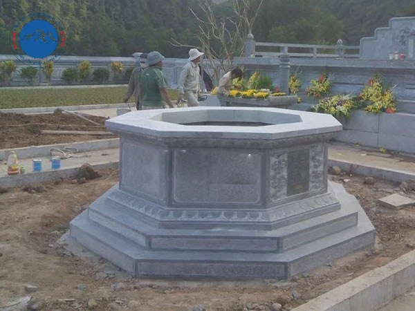 Mộ đá lục lăng nhỏ có họa tiết vân mây nhẹ nhàng thanh thoát