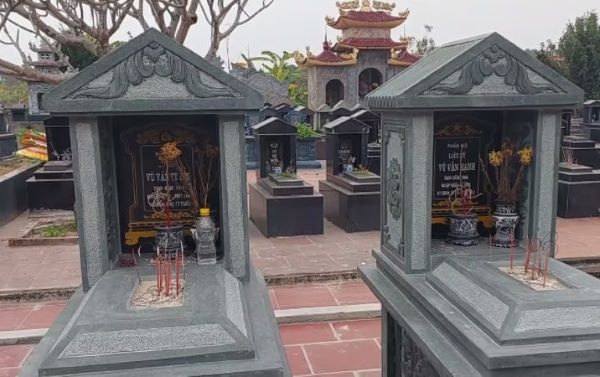 Mộ đá mái che có hoa văn khắc nổi chi tiết