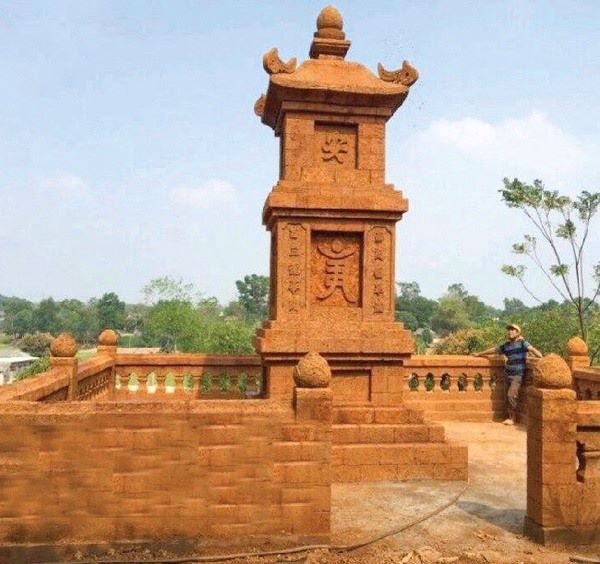 Mộ đá ong được xây dựng từ đá ong