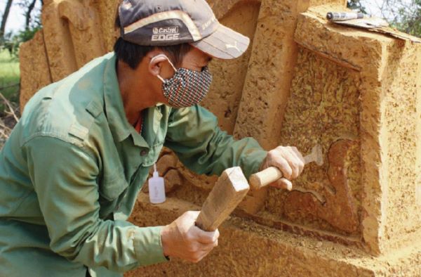 Mộ đá ong tròn tinh tế với họa tiết đục chạm