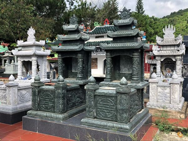 Mộ đá tam sơn xanh rêu là lựa chọn hoàn hảo cho công trình tâm linh