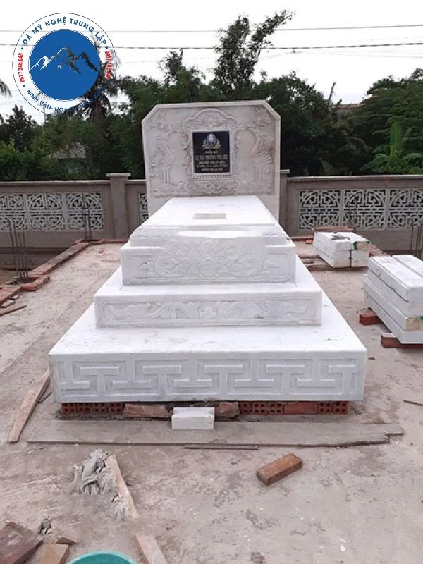 Mộ đá trắng nhỏ tạo vẻ đẹp tinh khiết cho nơi an nghỉ